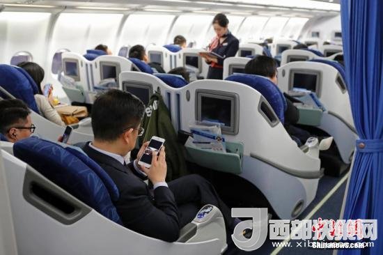 在東航MU5137航班上，旅客全程在飛行模式下可以使用手機(jī)。殷立勤 攝