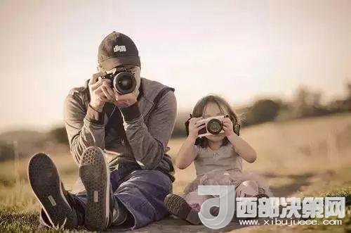 “曾子殺豬”故事在前，最近又有《父母說好考了90分就去看海，被爽約后女孩離家出走》新聞在后。父母如果自己的行為“打臉”了，又怎么能在孩子面前掌握教育的主動(dòng)權(quán)。