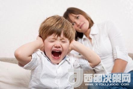 這時(shí)孩子可能會(huì)一直哭，甚至觀察父母的反應(yīng)。父母這時(shí)候可以讓他哭，哭累了自然就會(huì)停下，要讓孩子明白“鬧起來沒道理我不會(huì)心疼你”。