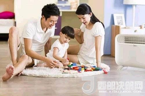 兒童時(shí)期，孩子好奇心強(qiáng)，喜歡“打破砂鍋問到底”、“探究性拆東西”、“自言自語做游戲”。這些聽似好笑，看似頑皮的言行舉止，恰恰就是孩子創(chuàng)造火花的閃現(xiàn)。心理學(xué)家鄧斯克認(rèn)為，小孩子在游戲中的“假裝”會(huì)大大促進(jìn)他們的發(fā)散思維。