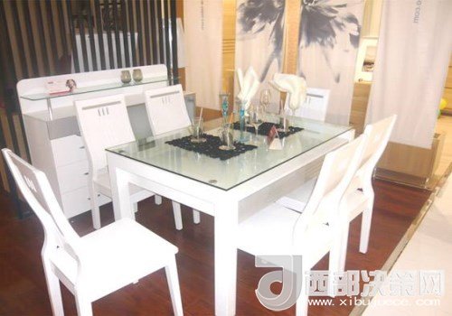 喜歡白色餐桌 但椅子該如何搭配？