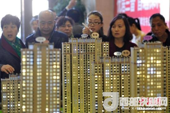 資料圖：民眾選購商品房。 <a target='_blank' >中新社</a>記者 韋亮 攝