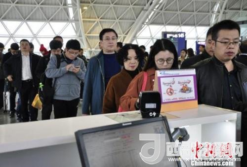 圖為旅客等待進入客艙?！慰∶?攝