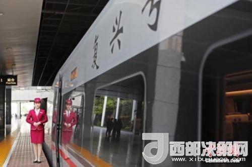 資料圖：4月10日，列車員在“復(fù)興號”列車旁迎接旅客的到來。 <a target='_blank'  data-cke-saved- >中新社</a>記者 殷立勤 攝