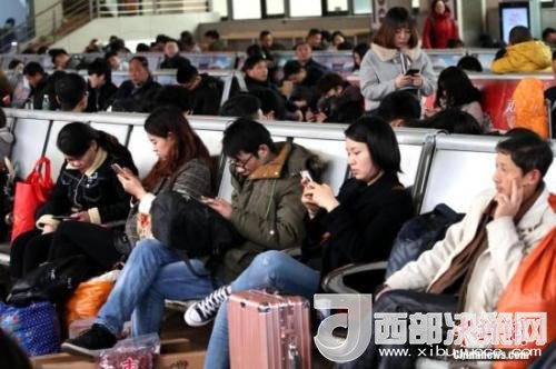 資料圖：移動互聯(lián)網(wǎng)時代，旅客都拿著手機打發(fā)時間。<a target='_blank' >中新社</a>記者 王中舉 攝