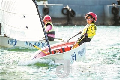 青島市北區(qū)立新小學(xué)學(xué)生參加2017年中國(guó)杯青少年帆船OP項(xiàng)目比賽。孫軍/攝