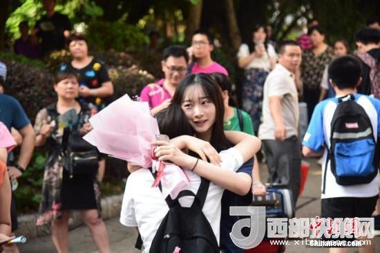 資料圖：一名家屬擁抱走出考場的考生。 王以照 攝