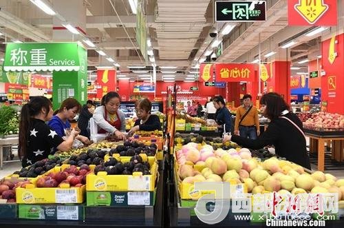 資料圖：民眾在超市選購(gòu)水果。<a target='_blank'  data-cke-saved- >中新社</a>記者 俞靖 攝