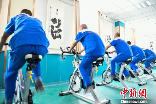山西省戒毒人員正在進(jìn)行身體鍛煉?！⊥踅ㄜ?攝