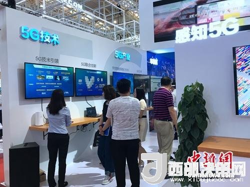 資料圖：普通消費者在參觀5G技術展示。<a target='_blank'  data-cke-saved-  >中新網</a> 吳濤 攝