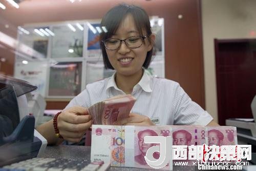 7月5日，山西太原一銀行工作人員正在清點(diǎn)貨幣。人民幣對(duì)美元匯率中間價(jià)在經(jīng)歷了過(guò)去11個(gè)交易中的10次下調(diào)后終于迎來(lái)大漲。5日，中國(guó)外匯交易中心公布人民幣對(duì)美元匯率中間價(jià)報(bào)6.6180，較前一交易日大幅上調(diào)415個(gè)基點(diǎn)，創(chuàng)下自2017年10月11日以來(lái)的最大升幅。<a target='_blank' >中新社</a>記者 張?jiān)?攝