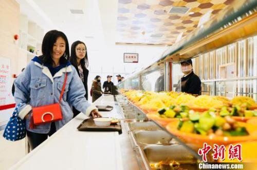 　資料圖：消費者在餐廳就餐。　樸峰 攝