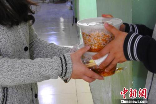 外賣配送員將外賣送到學(xué)生宿舍。受訪者供圖