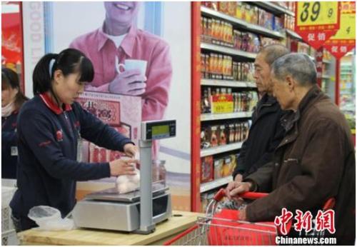 資料圖：在保定市北市區(qū)一家大型超市內，促銷員正在為購買雞蛋的市民稱量、打包。李芳華 攝