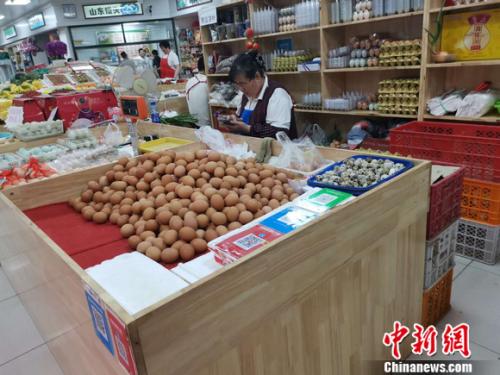 圖為菜市場里賣的雞蛋。 謝藝觀 攝