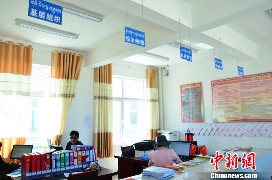 圖為塔秀村的便民服務(wù)大廳。　魯?shù)り?yáng) 攝