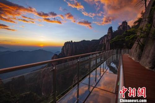  資料圖：霞光映照在三清山棧道玻璃上?！溆榔?攝