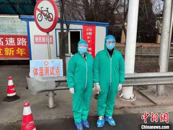 鄉(xiāng)鎮(zhèn)衛(wèi)生院和社區(qū)衛(wèi)生中心工作人員排查發(fā)熱患者?！〗樾菔嗅t(yī)療集團供圖 攝