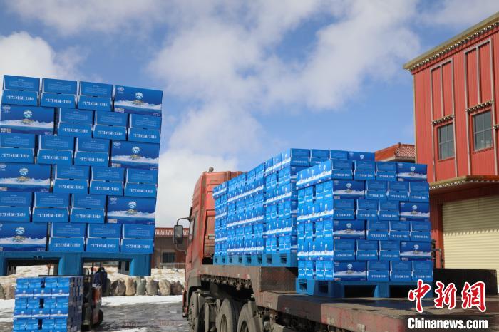 圖為當(dāng)雄的冰川礦泉水裝車，即將發(fā)往湖北。　當(dāng)雄縣 供圖 攝