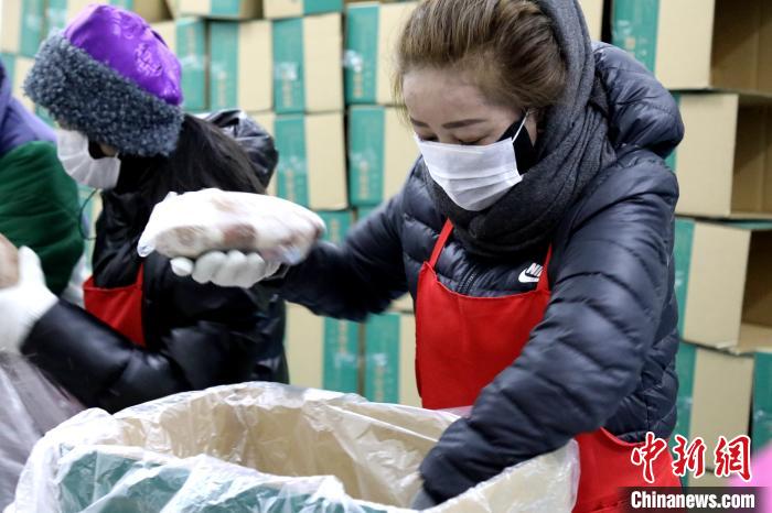 當(dāng)雄縣民眾將牦牛肉裝箱。　當(dāng)雄縣 供圖 攝