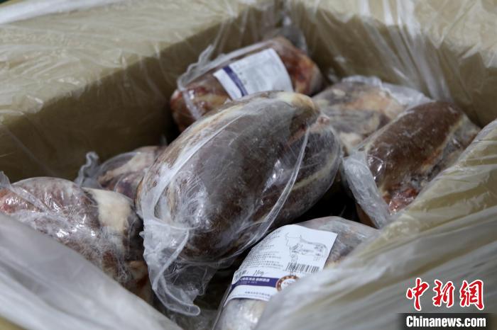 當(dāng)雄縣援鄂物資中的牦牛肉，圖中的為腱子肉，是牦牛肉中的“極品”。　當(dāng)雄縣 供圖 攝