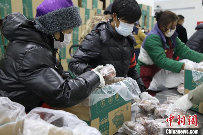 當(dāng)雄縣民眾打包當(dāng)?shù)氐奶禺a(chǎn)，“有身份證”牦牛肉?！‘?dāng)雄縣 供圖 攝