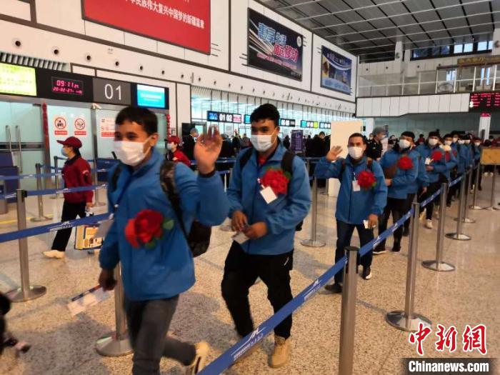 外出務(wù)工人員有序排隊(duì)辦理登記手續(xù)?！O友軍 攝