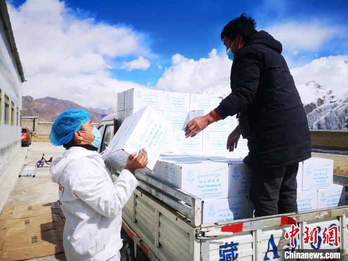 圖為工作人員搬運(yùn)物資。堆龍德慶區(qū)宣傳部供圖