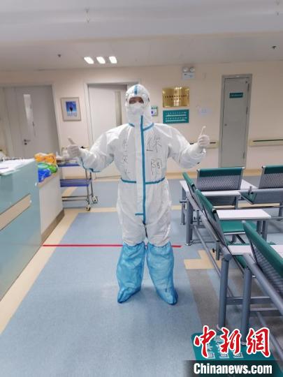 徐陶在工作中。四川援助湖北醫(yī)療隊(duì)供圖