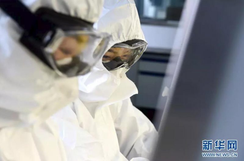 ▲資料圖片：負責新型冠狀病毒核酸檢測的工作人員，在實驗室進行樣本處理。（新華社發(fā) 周牧 攝）