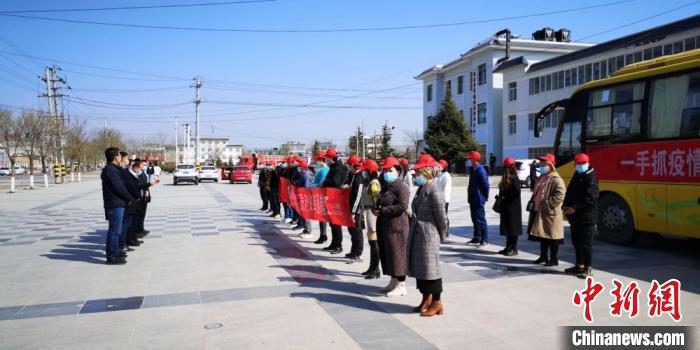 圖為甘肅禮縣，歡送首批乘“專車”赴浙江的務(wù)工人員。(資料圖) 田瑞萍 攝