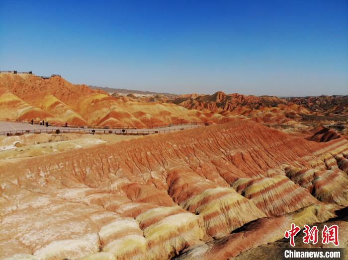 航拍下的七彩丹霞?！钇G敏 攝