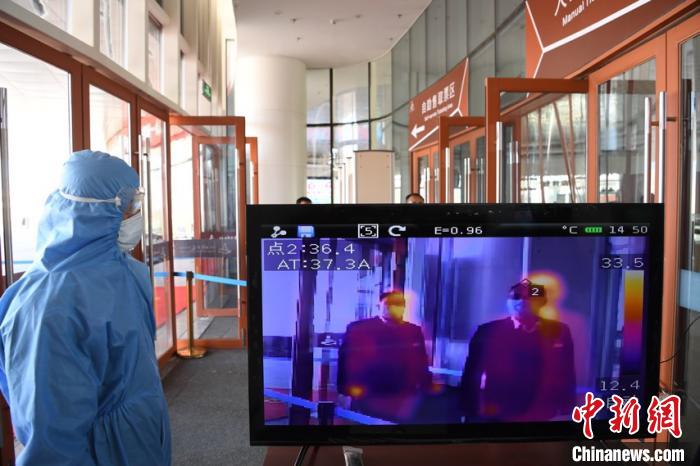 圖為游客步行通過(guò)紅外線測(cè)溫通道?！钇G敏 攝