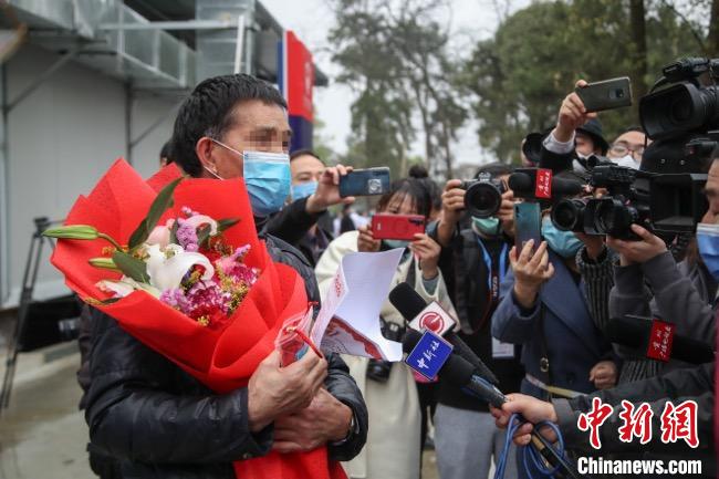圖為貴州省最后一名新冠肺炎確診患者從貴州省將軍山醫(yī)院出院，患者接受媒體采訪?！■暮陚?攝