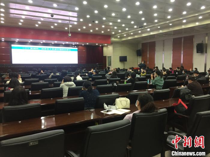 山西選派554名疫情防控指導(dǎo)員駐校指導(dǎo)高三年級(jí)開學(xué)疫情防控。　高瑞峰 攝