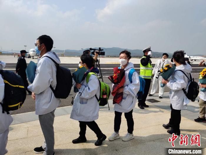 圖為交警向醫(yī)療隊敬禮。　韓帥南 攝