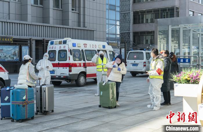 圖為呼和浩特車站“外防輸入”?！∠牧?攝