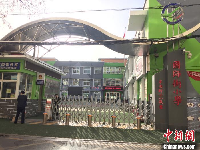 校門口設(shè)置臨時等候區(qū)，區(qū)域四周5米為禁行區(qū)?！「呷鸱?攝