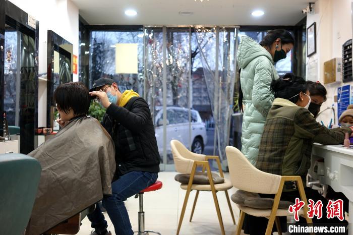 拉薩市民在一美發(fā)店理發(fā)、美甲?！〗w波 攝