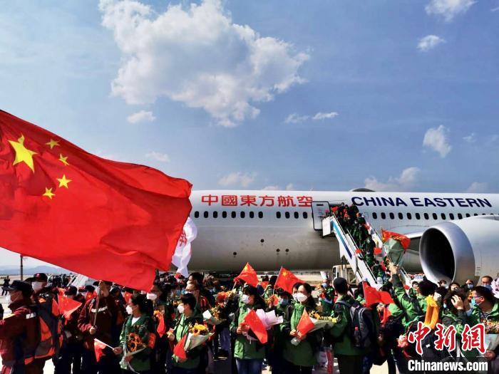 圖為醫(yī)療隊(duì)員抵達(dá)昆明長(zhǎng)水機(jī)場(chǎng) 王浩帆 攝 圖為醫(yī)療隊(duì)員抵達(dá)昆明長(zhǎng)水機(jī)場(chǎng) 王浩帆 攝