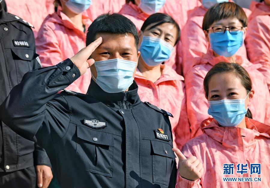 （習近平致敬的戰(zhàn)“疫”英雄·公安干警篇·圖文互動）（1）他們，抗疫一線鑄警魂