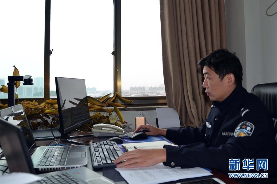 （習近平致敬的戰(zhàn)“疫”英雄·公安干警篇·圖文互動）（8）他們，抗疫一線鑄警魂