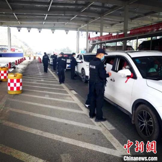 圖為云南一邊境檢查站防控疫情同時(shí)嚴(yán)防境外毒品滲透。　云南省公安廳供圖 攝