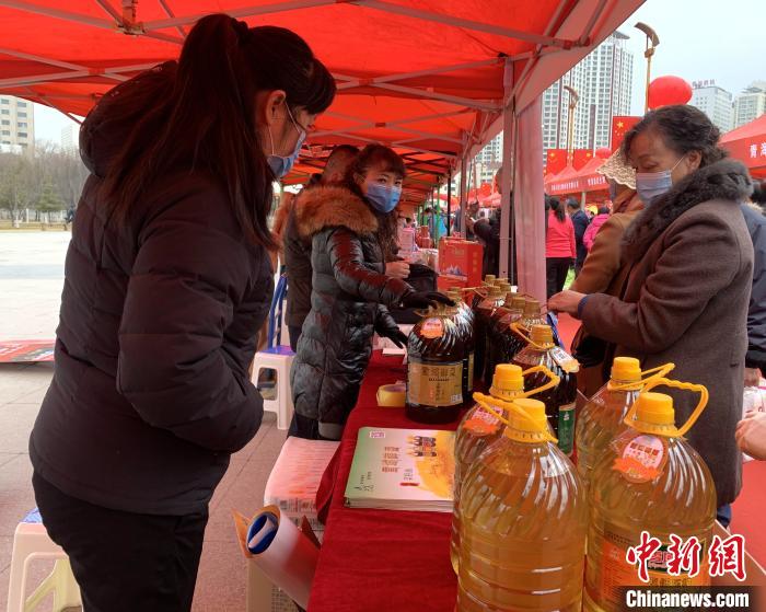 圖為市民們正在采購(gòu)商品。　孫睿 攝