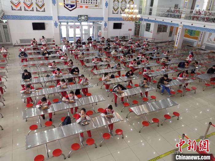 圖為學(xué)生們?cè)谑程镁筒汀！鯆I娜 攝