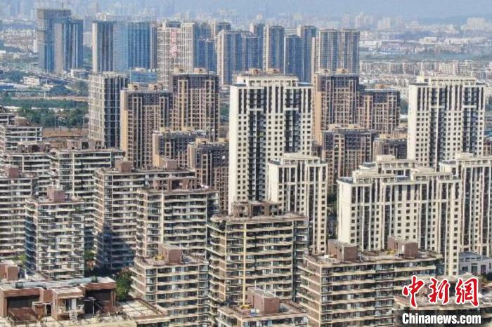 房地產(chǎn)行業(yè)作為特殊的商品銷售業(yè)，受疫情影響，一些企業(yè)資金回籠困難，亟待金融和稅務(wù)部門的政策支持?！°蟛?攝