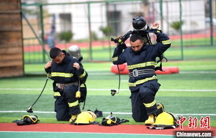 新消防員進行穿戴空呼器展示。　劉忠俊 攝