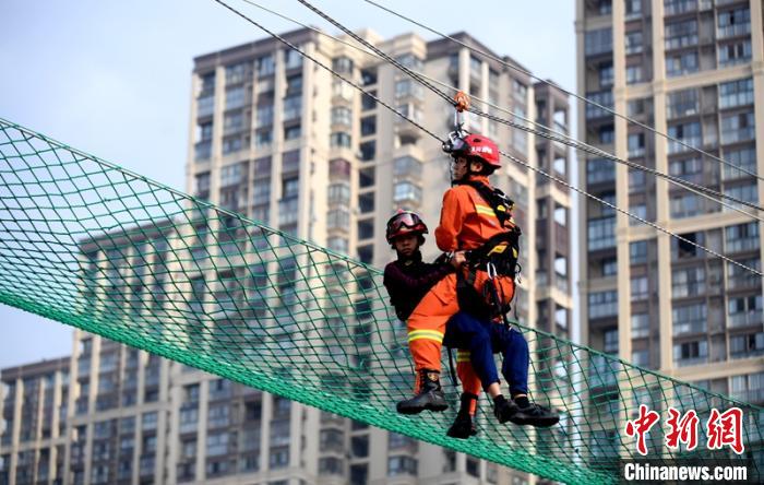 新消防員進行T型救援操展示?！⒅铱?攝