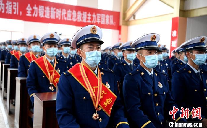 授銜表彰儀式現(xiàn)場?！⒅铱?攝