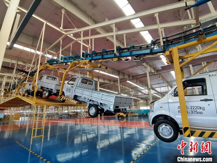 成功汽車是山西省重點(diǎn)轉(zhuǎn)型項(xiàng)目，擁有國(guó)內(nèi)先進(jìn)的零部件、發(fā)動(dòng)機(jī)整機(jī)自動(dòng)裝配和發(fā)動(dòng)機(jī)生產(chǎn)線、實(shí)驗(yàn)線，還有國(guó)際一流的工業(yè)機(jī)器人?！「唢w 攝